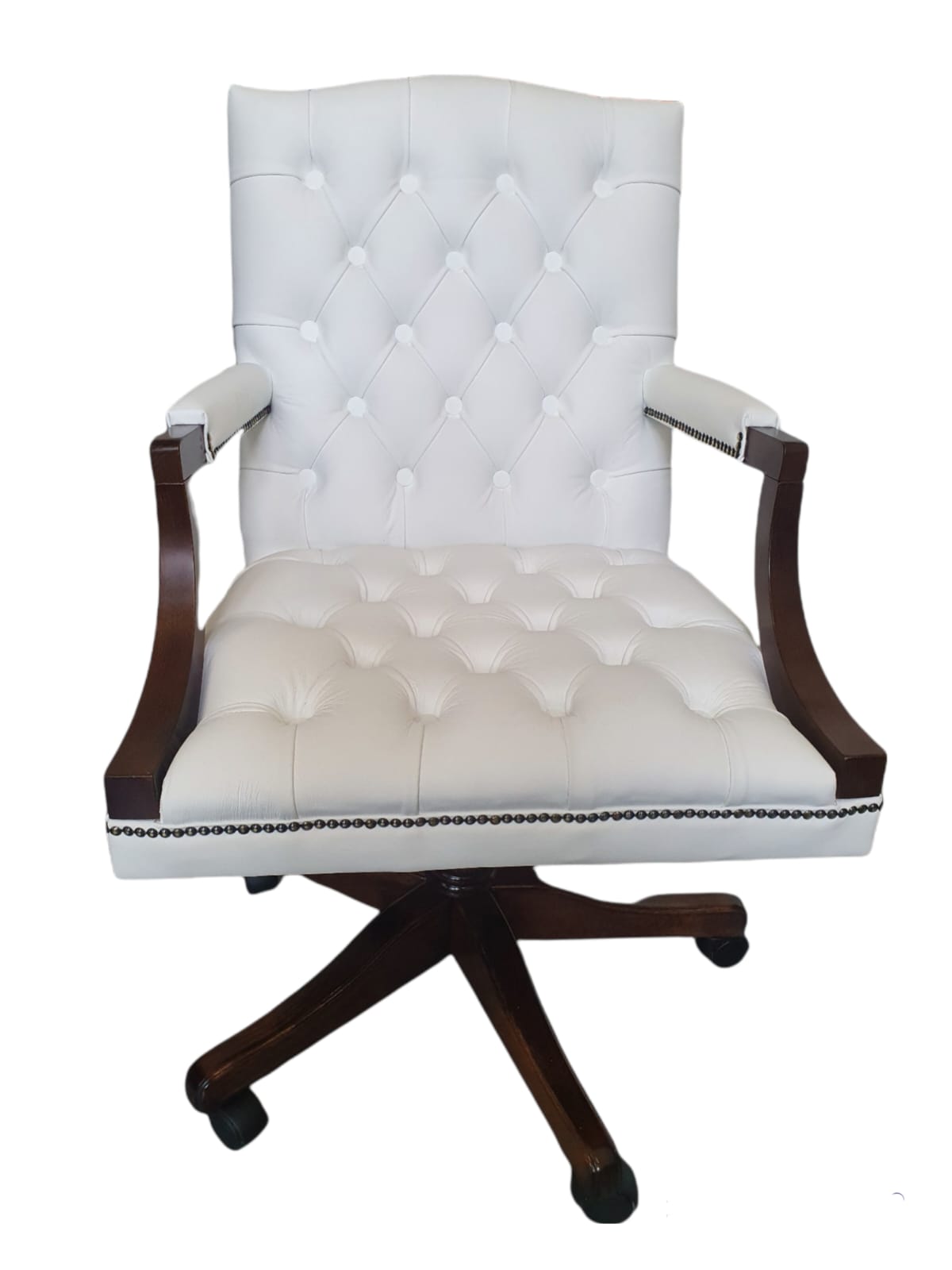 Obrotowy fotel biurowy Chesterfield Executive – biała skóra